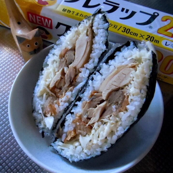 ボリュームあり⁉フライドチキンでおむすびサンド